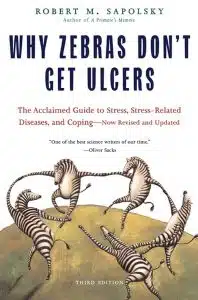 Sapolsky explore les effets du stress sur le corps et comment le stress chronique peut conduire à des problèmes de santé graves, ce qui correspond aux discussions de l'article sur les impacts biochimiques de la peur. Le livre offre des perspectives sur les réponses physiologiques au stress et à la peur.